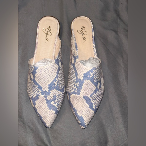 42 Gold Snake Print Flats Sz 10 - Picture 1 of 6